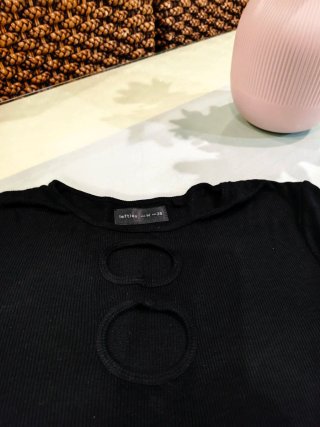 Cazadora vaquera M Tolins Jeans. Top negro Lefties