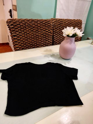 Cazadora vaquera M Tolins Jeans. Top negro Lefties