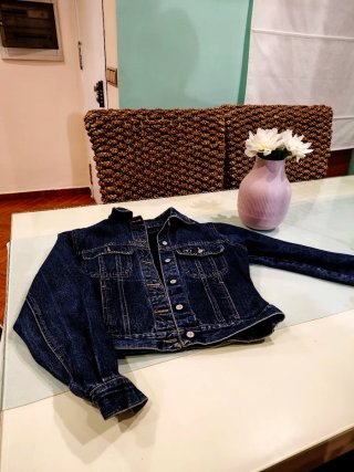 Cazadora vaquera M Tolins Jeans. Top negro Lefties