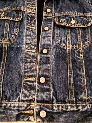 Cazadora vaquera M Tolins Jeans. Top negro Lefties
