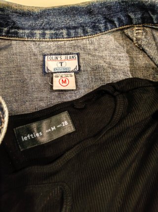 Cazadora vaquera M Tolins Jeans. Top negro Lefties