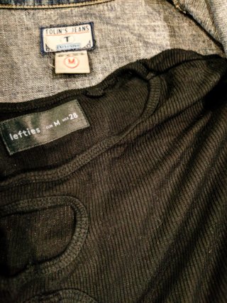 Cazadora vaquera M Tolins Jeans. Top negro Lefties