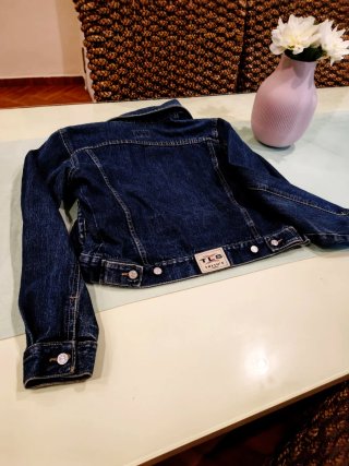 Cazadora vaquera M Tolins Jeans. Top negro Lefties