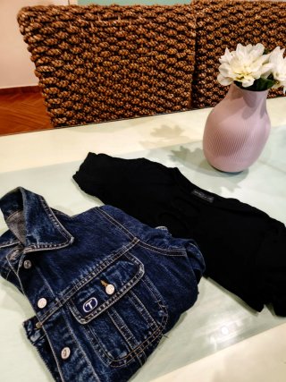 Cazadora vaquera M Tolins Jeans. Top negro Lefties