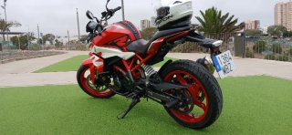 BMW 310 R: Moto Deportiva y Divertida