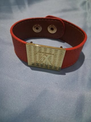 Pendientes dorados con piedras rojas