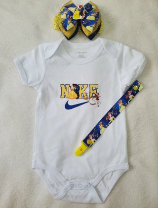 Conjunto bebé: body, diadema y chupetero