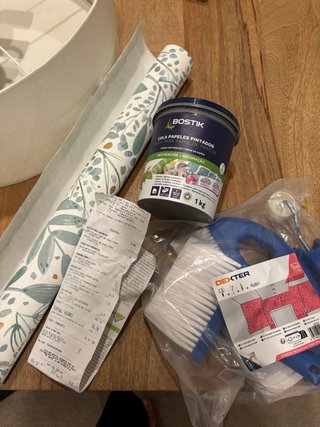 Colla per carta da parati e strumenti