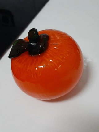 Frutero de cristal con frutas decorativas