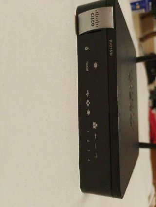 Router Cisco RV215W con accesorios