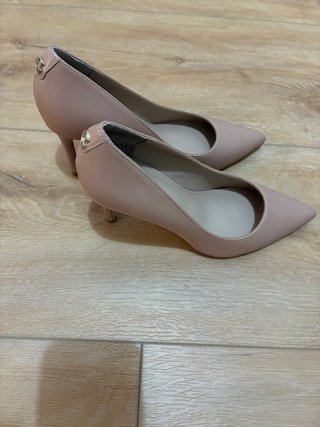 Zapatos de piel Guess.
