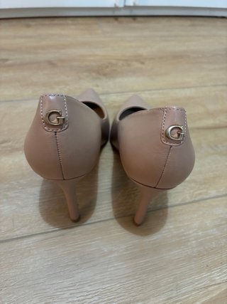 Zapatos de piel Guess.