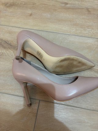 Zapatos de piel Guess.