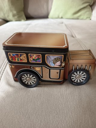 Coche de lata musical vintage
