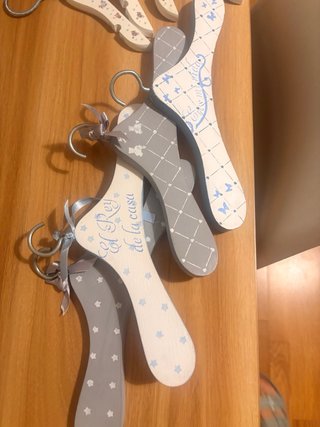 Lote de 7 perchas infantiles decoradas