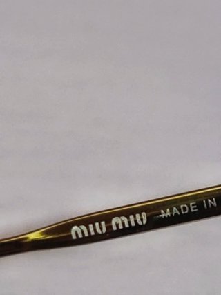 Gafas de sol Miu Miu negras y doradas