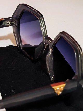 Gafas de sol Miu Miu negras y doradas