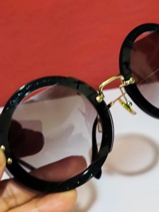 Gafas de sol Miu Miu negras y doradas