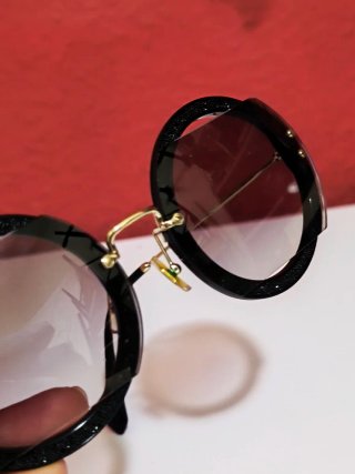 Gafas de sol Miu Miu negras y doradas