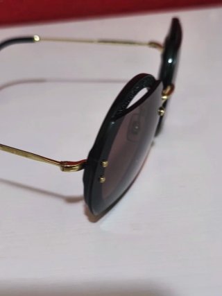 Gafas de sol Miu Miu negras y doradas