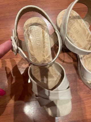 Sandalias Mustang tacón ancho beige