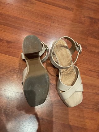 Sandalias Mustang tacón ancho beige