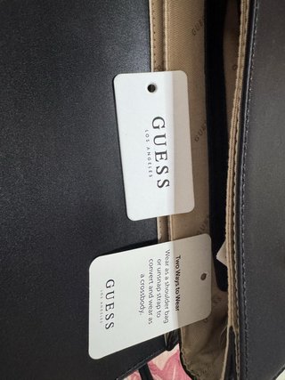 Borsa Guess nera con dettagli oro