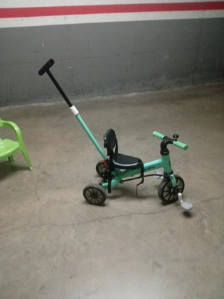 Triciclo y 2 Sillas Infantiles