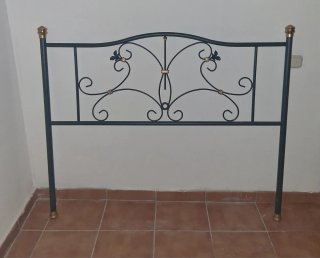 Cabecero de cama verde oscuro con detalles dorado