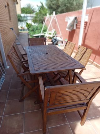 Mesa y sillas de madera exterior