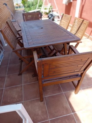 Mesa y sillas de madera exterior