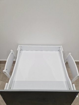 Mesa infantil blanca con 2 sillas
