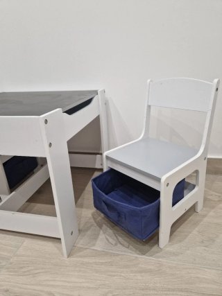 Mesa infantil blanca con 2 sillas