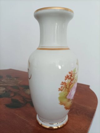 Jarrón de porcelana antiguo con escena romántica