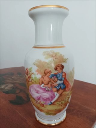 Jarrón de porcelana antiguo con escena romántica