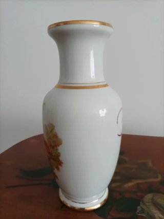 Jarrón de porcelana antiguo con escena romántica