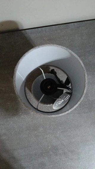 Lampada da tavolo grigia e beige