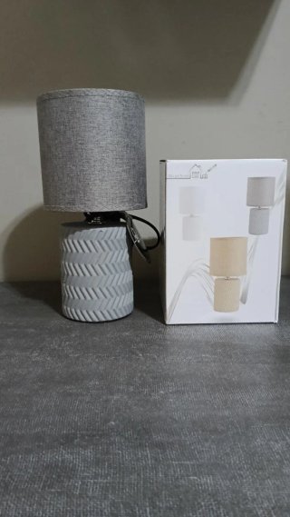 Lampada da tavolo grigia e beige