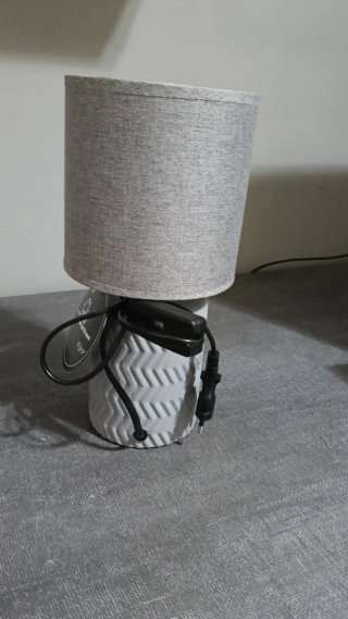 Lampada da tavolo grigia e beige