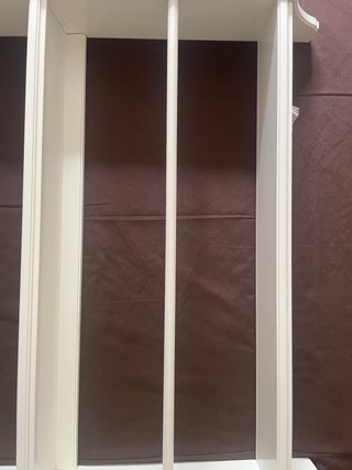 Estantería   tres baldas con colgadores IKEA