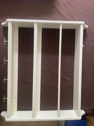Estantería   tres baldas con colgadores IKEA