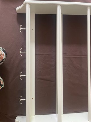 Estantería   tres baldas con colgadores IKEA