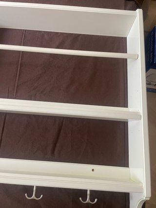 Estantería   tres baldas con colgadores IKEA