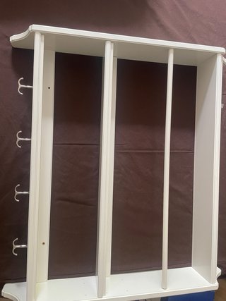 Estantería   tres baldas con colgadores IKEA