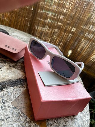 Gafas Miu Miu Glimpse Blancas con Detalles Dorados