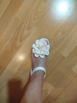 Sandalias planas sin estrenar T39 flor beige
