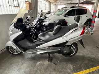 Suzuki Burgman 400 Gris. Muy buen estado.