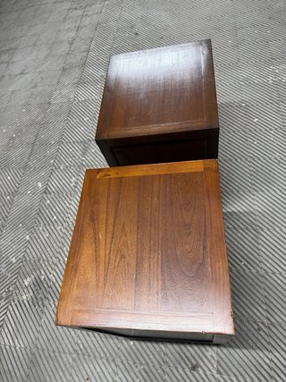 Mesitas de noche Banak de madera