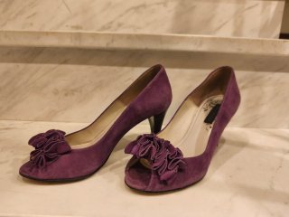 Zapatos morados de tacón con flor