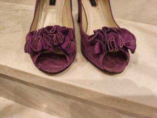 Zapatos morados de tacón con flor